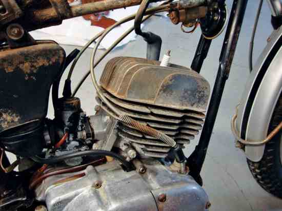 The twin-plug head allows you to move the plug lead from one plug to the next if one fouls.